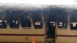 सासाराम-पटना पैसेंजर के डिब्बे में लगी आग, रेलवे स्टेशन पर खड़ी थी ट्रेन
