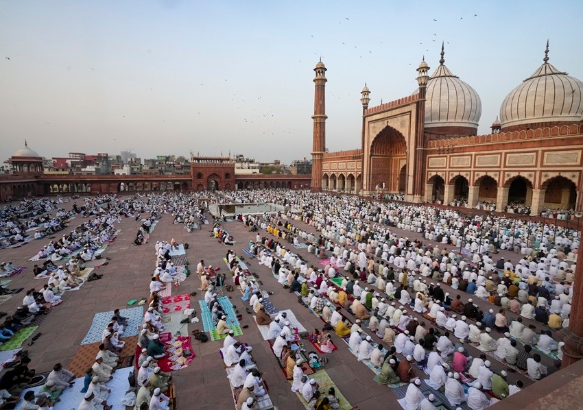 People Exchange Greetings And Pray For Peace Across India