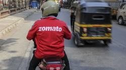 दिल्ली में एक हफ्ता भी नहीं टिक सका सफर, Zomato एजेंट फ्लाईओवर पर टक्कर के बाद नीचे गिरा, मौत