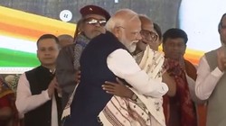 बंगाल: पीएम मोदी ने मंच पर मौजूद नेता के गले लगने के बाद छुए पैर, जानें कौन हैं माखनलाल सरकार