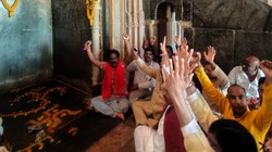ॐ-स्वास्तिक, जयकारे और फूलों से सजा परिसर…हाई कोर्ट के फैसले के एक दिन बाद विवादित धार भोजशाला हिंदू रंग में रंगा