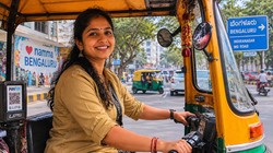 ‘बर्तन धोने से अच्छा है ऑटो चलाना’, काम और आजादी को लेकर सोशल मीडिया पर वायरल इस महिला का नजरिया