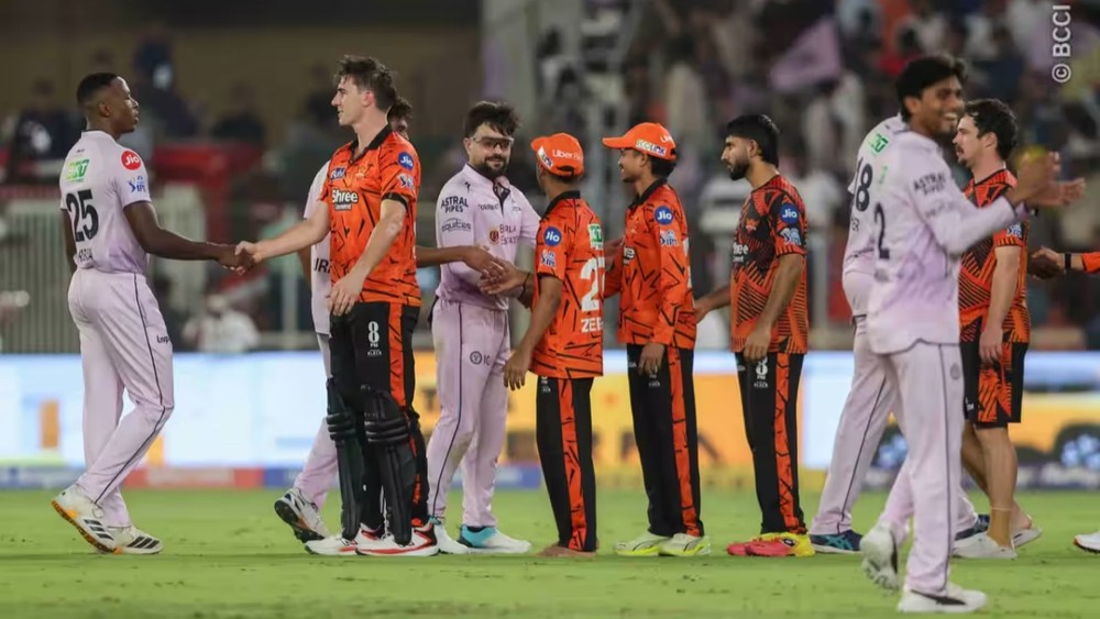 गुजरात टाइटंस और सनराइजर्स हैदराबाद मैच के बाद हाथ मिलाते हुए खिलाड़ी (सोर्स- BCCI/IPL)