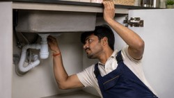 किचन सिंक के पाइप की ब्लॉकेज दूर करने के लिए अपनाएं ये आसान तरीके, बरतें ये सावधानी