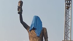 ‘कभी भी गिर सकती है’, कोलकाता में मेसी की 70 फीट मूर्ति हटाने पर विचार