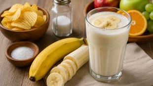 milk and banana combination in ayurveda, viruddh ahaar rules in hindi, दूध के साथ केला खाने के नुकसान, दूध के साथ विरुद्ध आहार की लिस्ट,