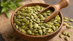 Summer Diet: क्या गर्मियों में कद्दू के बीज (Pumpkin Seeds) खाना सुरक्षित है? वैलनेस एक्सपर्ट हंसाजी योगेंद्र से जानिए सही नियम और तरीके