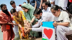 ‘आई लव यू पापा’, पिता प्रतीक यादव की अस्थियां विसर्जित करते वक्त रो पड़ी बेटी पद्मजा; अपर्णा यादव भी हुईं भावुक