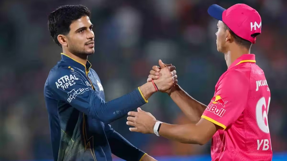 शुभमन गिल और यशस्वी जायसवाल हाथ मिलाते हुए मैच के बाद (सोर्स- BCCI/IPL)