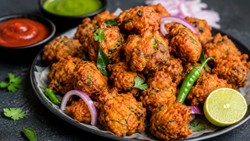 सुबह का नाश्ता हो या शाम की भूख, कुछ नया ट्राई करना चाहते हैं तो घर पर बनाएं सोया पकौड़े