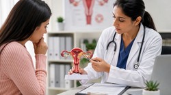 Ovarian Cancer: साइलेंट किलर है ओवरी कैंसर, महिलाओं में बढ़ते खतरे को कम करने के लिए डॉक्टर ने बताए 5 जरूरी बचाव के तरीके