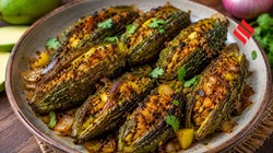 आम और प्याज से बनाएं भरवा करेला, कड़वाहट दूर करने के लिए मिलाएं ये चीजें
