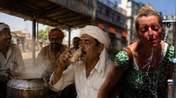 प्रचण्ड गर्मी में भी चाय की चुस्की कैसे ले रहे हिंदुस्तानी? यूरोप में तो 40 डिग्री पर होने लगीं मौतें