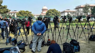 देश में न्याय और नागरिक के बीच सबसे ऊंची दीवार यदि कोई है, तो वह है कानून की जटिल भाषा।