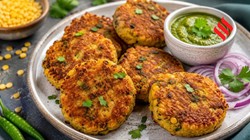 शाम की हल्की भूख में खाएं कुछ हेल्दी, इस तरह बनाएं क्रिस्पी मूंग दाल टिक्की