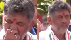 सेब खाया, फिर भीड़ में फेंका, कर्नाटक CM डीके शिवकुमार का वीडियो वायरल; सोशल मीडिया पर छिड़ी बहस