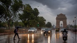 दिल्ली-एनसीआर में आंधी-बारिश से बदला मौसम, 15 साल में सबसे ठंडी रही जून की शुरुआत, पारा लुढ़का