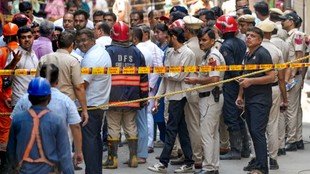राजधानी दिल्ली में एक इमारत में आग लगने की वजह से इक्कीस लोगों की जान चली गई थी।