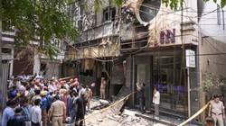 दिल्ली की आग: लपटों से नहीं, लापरवाही से जलता शहर, बार-बार दोहराता एक ही सच | संपादकीय