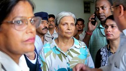 भोपाल कोर्ट में त्विषा शर्मा के वकील पर गिरिबाला सिंह ने लगाए आरोप, कहा- बेटे पर किया हमला