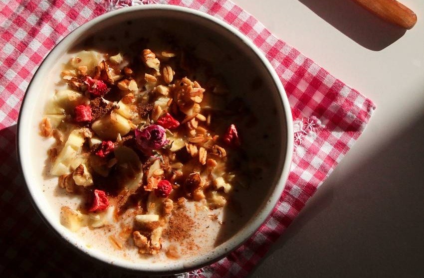 Grated Apple Dahi Bowl