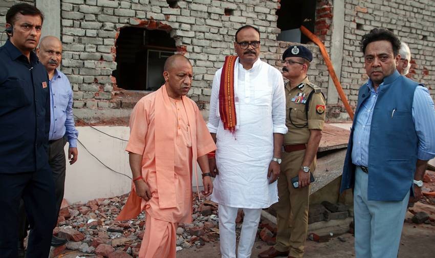 लखनऊ अग्निकांड को लेकर 2 सदस्यीय SIT का गठन किया गया है। सीएम योगी ने हाई लेवल मीटिंग के बाद ये फैसला लिया है। मुख्यमंत्री ने सात दिन में रिपोर्ट सौंपने के निर्देश दिए हैं। (Photo Source: ANI)