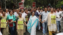 ‘अवैध और अमानवीय’: हॉकरों को हटाने के खिलाफ सड़क पर उतरीं ममता बनर्जी