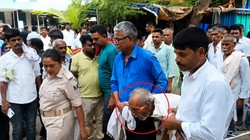 85 साल के बुजुर्ग को 34 साल पुराने हत्या के प्रयास मामले में सजा, लाठी के सहारे पहुंचे कोर्ट, वीडियो वायरल