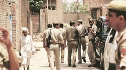 गाजीपुर में ‘एनकाउंटर’ पर बवाल, शव ले जा रही पुलिस टीम पर भीड़ का हमला, दो जवान घायल