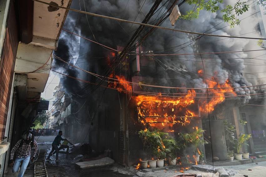 Rescue Teams Battle Massive Blaze in Delhi as Death Toll Reaches 10