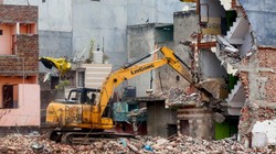 दिल्ली के शालीमार बाग में चला बुलडोजर, 150 से ज्यादा घर गिराए, भारी संख्या में पुलिस बल तैनात
