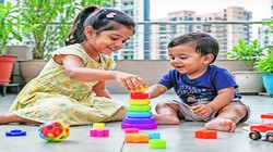 क्षमा शर्मा की बालकथा – शेर को दूध | भाई-बहन के प्यार और बचपन की शरारतों की मजेदार कहानी