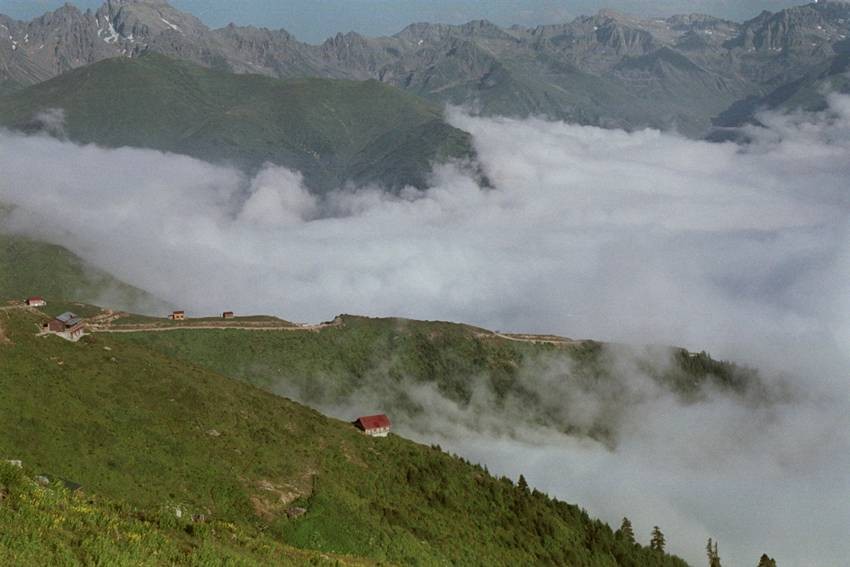 These 8 Indian Destinations Offer the Ultimate Walk-in-the-Clouds Experience
