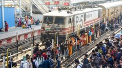 सुरक्षात्मक उपायों से परहेज: चलती ट्रेन में अफवाहों से पैदा हुए डर का असली जिम्मेदार कौन? । संपादकीय