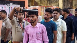 यूपी पुलिस सिपाही भर्ती परीक्षा: पहले दिन 7.23 लाख से अधिक उम्मीदवारों ने दिया पेपर, सेंटर्स पर दाढ़ी और बालों की भी हुई चेकिंग
