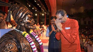साल 1966 में बाल केशव ठाकरे ने मराठी अस्मिता और “मराठी मानुस” के मुद्दे को केंद्र में रखकर शिवसेना की नींव रखी थी।