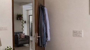 Vastu Tips, Vastu Tipf for door, vastu tips for negative energy, hanging clothes behind door vastu, vastu tips for hanging clothes behind door, वास्तु शास्त्र, नकारात्मक ऊर्जा के लिए वास्तु नियम, वास्तु नियम, गेट के पीछे कपड़े टांगने से क्या होता है, दरवाजे के पीछे कपड़े टांगने चाहिए या नहीं, वास्तु टिप्स, दरवाजे का वास्तु, वास्तु दोष कैसे लगता है, vastu tips for door, why not to hang clothes behind door