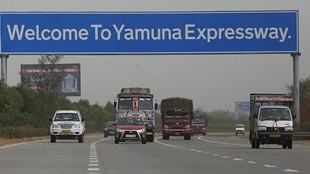 दिल्ली से आगरा को जोड़ने वाले यमुना एक्सप्रेस-वे के सफर को सुरक्षित और सुचारू बनाने के लिए प्रशासन का कदम।