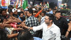 अभिषेक बनर्जी के कोलकाता एयरपोर्ट पहुंचते ही बवाल, भाजपा-टीएमसी कार्यकर्ताओं में झड़प, ट्रैफिक हुआ जाम