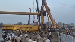 जेवर फ्लाईओवर निर्माण स्थल पर बड़ा हादसा, क्रेन गिरने से मची अफरा-तफरी, कई मजदूरों के दबे होने की आशंका