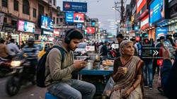 संवेदनशीलता पर हावी आधुनिकता, सुविधाओं के शोर में खोती जा रही मानवीय सहजता | दुनिया मेरे आगे