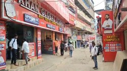 खान सर की पटना पुलिस को तलाश, पटना इंस्टीट्यूट के बाहर छात्र बड़ी तादाद में हो रहे जमा