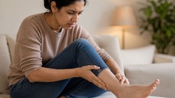 क्या आपके पैरों में भी रहती है सूजन या झुनझुनी? ये 5 Foot symptoms हो सकते हैं गंभीर बीमारियों का इशारा! डॉक्टर ने बताई पहचान