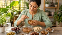 क्या गर्मी में भी खा सकते हैं ड्राई फ्रूट्स? नुकसान से बचने के लिए एक्सपर्ट से जानिए इन्हें डाइट में शामिल करने का सही नियम