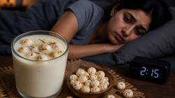 सोने से पहले दूध में मखाना पकाकर खा लें, सुकून की आएगी नींद, आयुर्वेदिक एक्सपर्ट ने बताएं 6 फायदे