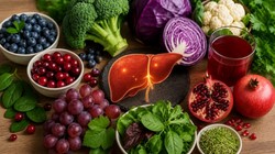 Fatty Liver Diet: क्या कुछ फूड्स से लिवर को हेल्दी रखा जा सकता है? डॉक्टर से जानिए फैटी लिवर में क्या खाएं