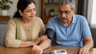 Which arm to check blood pressure, Right or left arm for BP reading, Blood pressure check accurate method, BP kis hath se napna chahiye, Why BP reading fluctuates,