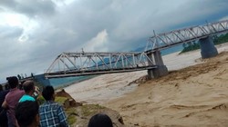 पूर्वोत्तर में बारिश का कहर: असम में गिरा दशकों पुराना रेलवे पुल, अरुणाचल के 5 जिलों में ‘रेड अलर्ट’