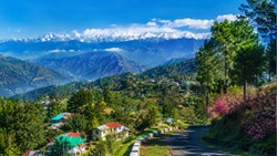 हिमालय के शानदार नजारों के बीच बसा खूबसूरत हिल स्टेशन रानीखेत, ट्रिप प्लान करने से पहले जान लें सबकुछ