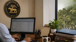 बिना बताए 3 साल तक ड्यूटी से गायब रहने पर RBI कर्मचारी की छुट्टी, बॉम्बे हाई कोर्ट ने अनिवार्य रिटायरमेंट को सही ठहराया